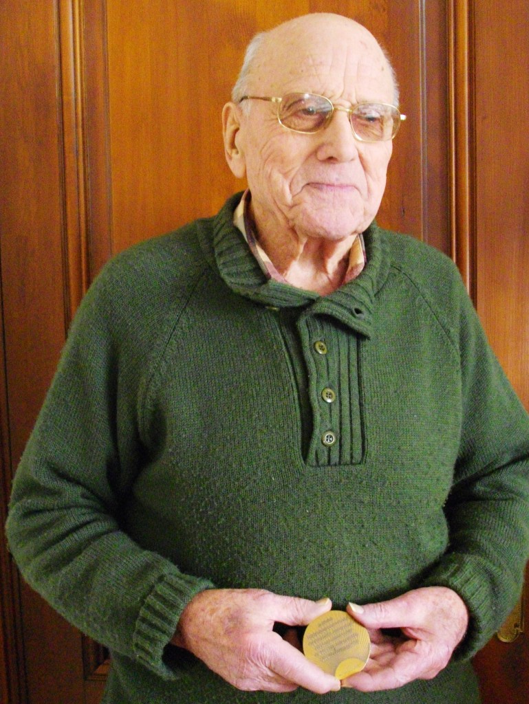 H Gounet en février 2013 tenant dans ses mains la médaille du cinquantenaire commémorant des Résistants