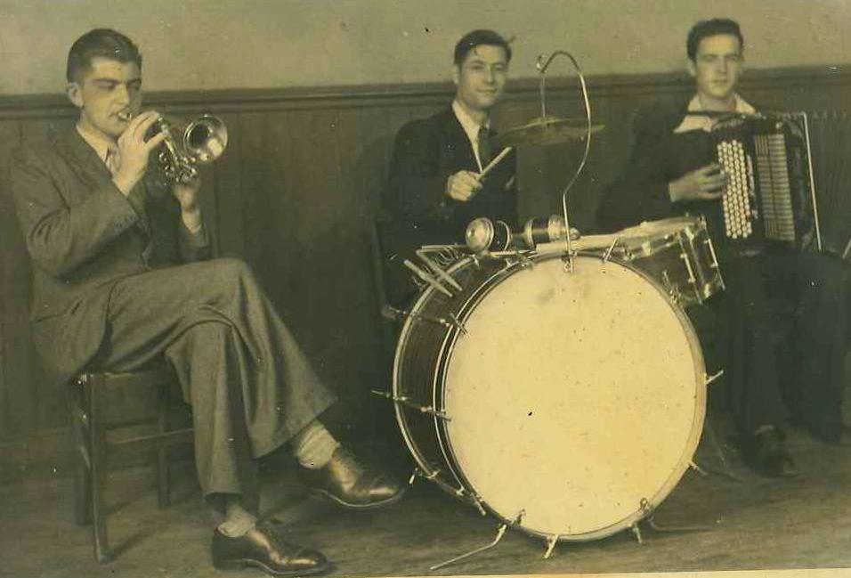 Mr Lauriac, à l’accordéon, et deux amis animant un bal à la libération