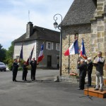 Devant le monument aux morts d'Orgnac,Yves Ponthier, co-président de l'anacr-Objat, rappelle brièvement le pourquoi de l'installation du groupe Jean Robert dans les bois de la commune et les jours dramatiques du 16 au 23 juin 1944.