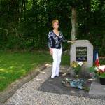 Madame Lecomte nous montre la stèle marquant l'endroit où son papa et son frère ont été abattus le 18/06/1944