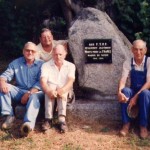A droite de la stèle de la Garédie, Jo Guérin, à gauche en blanc, Gerhard Leo à côté d'Henri Gounet; derrière, André Mérat dit "Blazy"